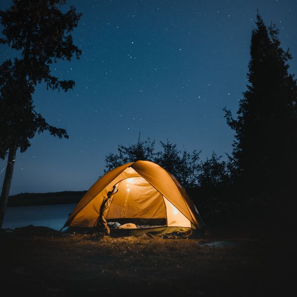 Campingzelt in der Nacht