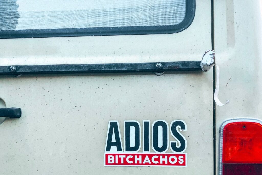 Aufkleber auf Auto "ADIOS"