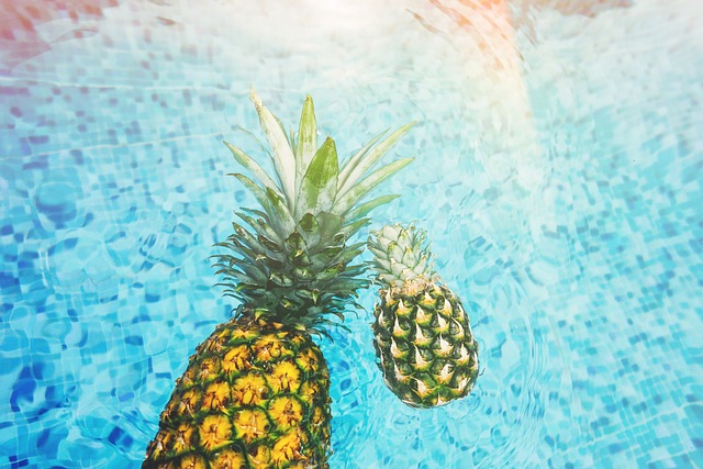 zwei Ananas treiben in einem Pool